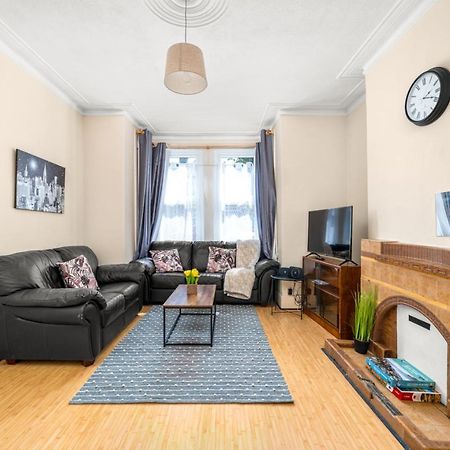 Homely 4-Bedroom Home With 2 Baths & Free Parking Londres Exterior foto