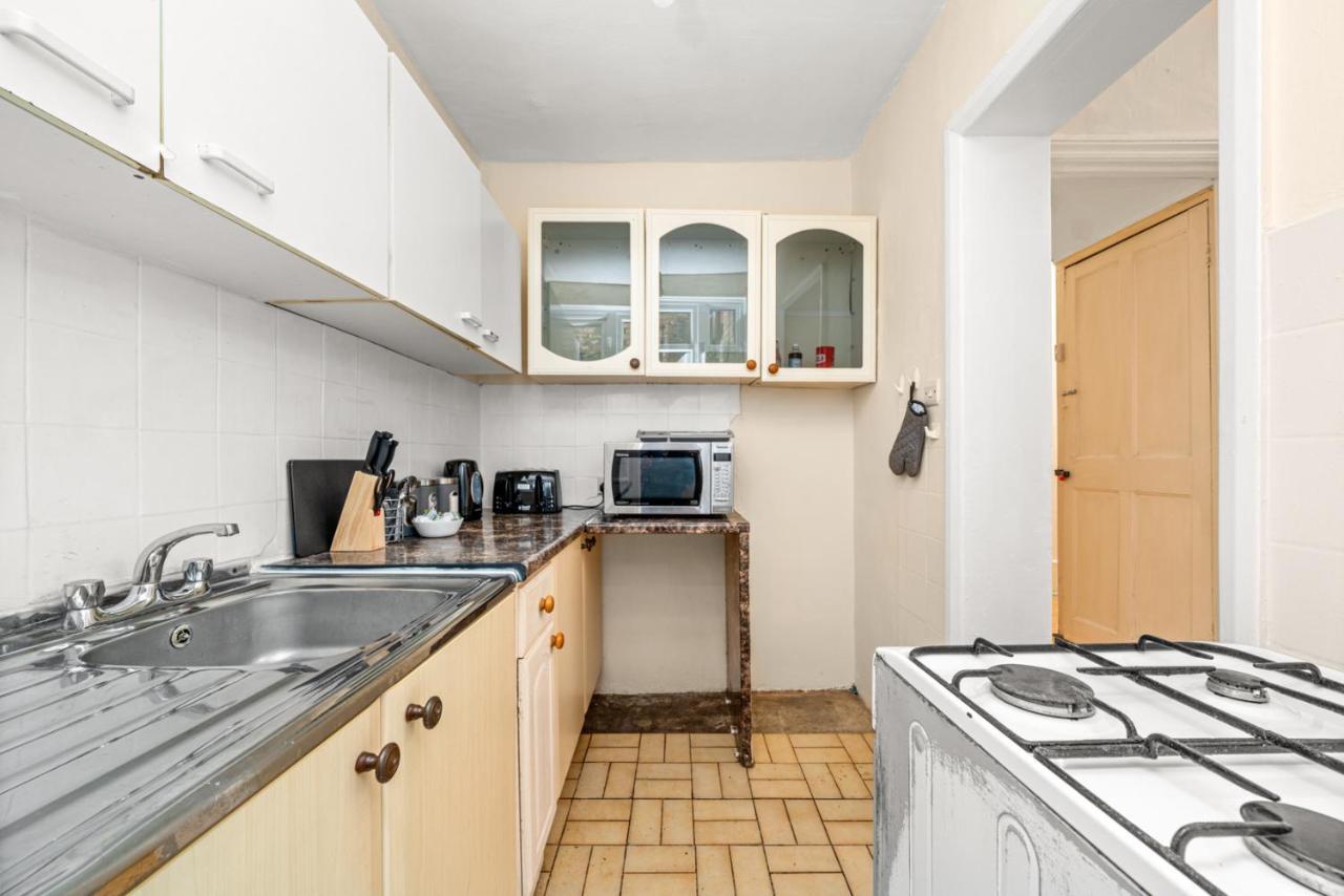 Homely 4-Bedroom Home With 2 Baths & Free Parking Londres Exterior foto