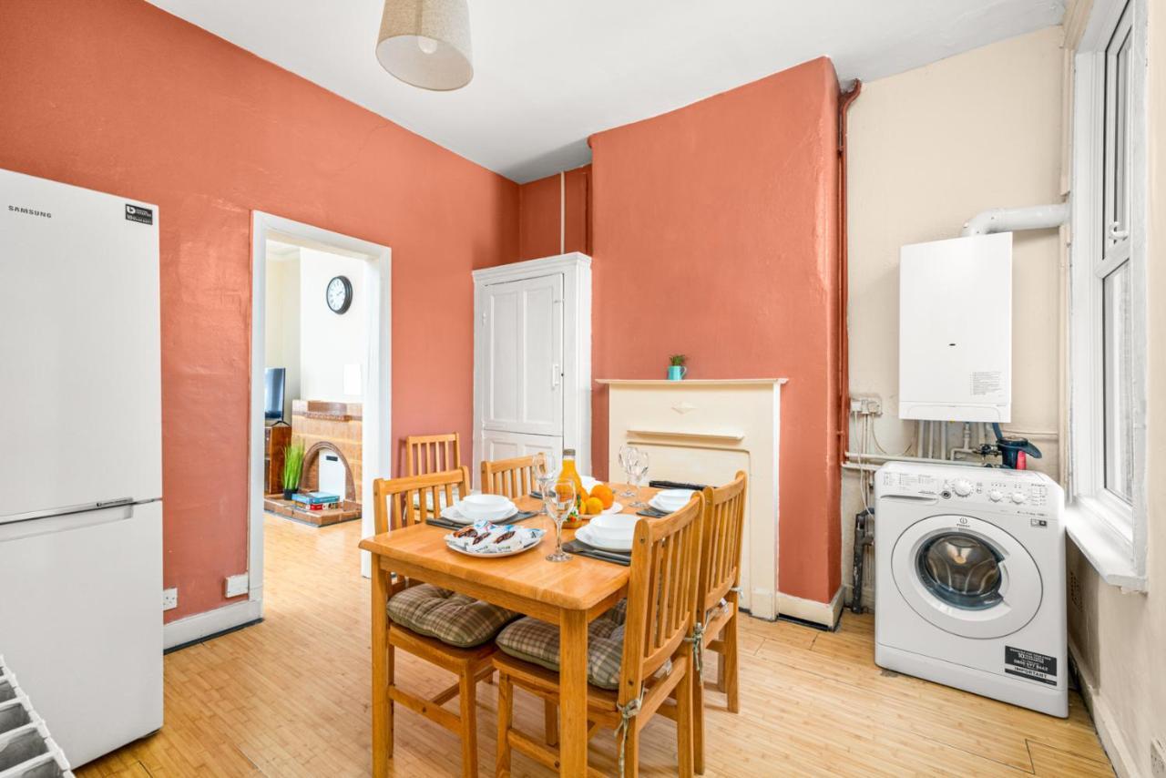 Homely 4-Bedroom Home With 2 Baths & Free Parking Londres Exterior foto