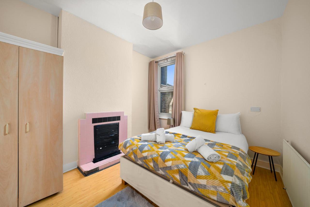 Homely 4-Bedroom Home With 2 Baths & Free Parking Londres Exterior foto