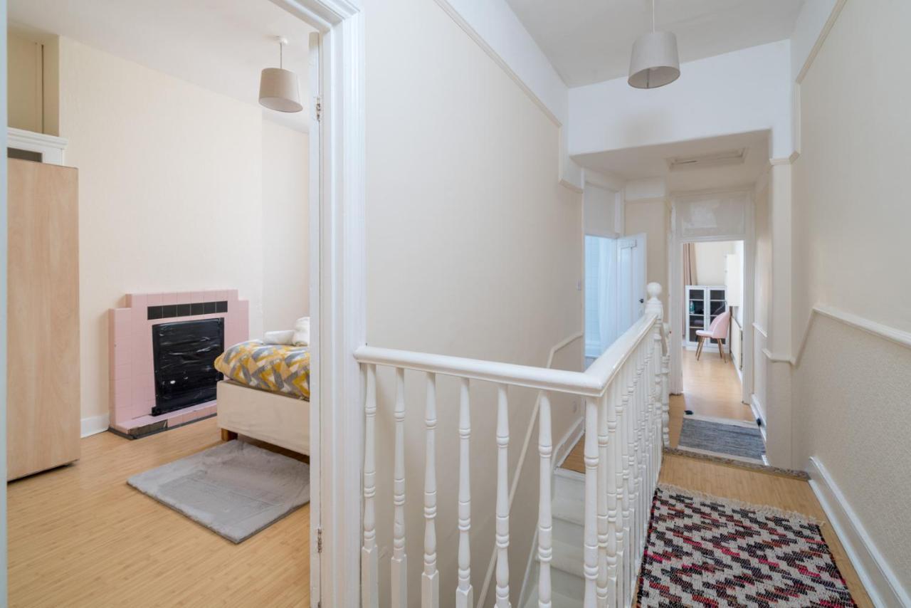 Homely 4-Bedroom Home With 2 Baths & Free Parking Londres Exterior foto
