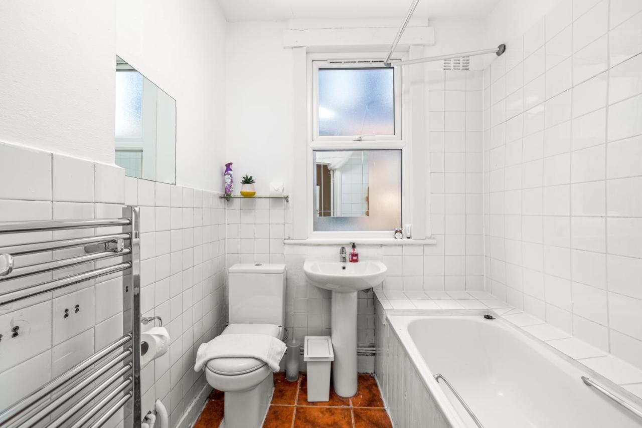 Homely 4-Bedroom Home With 2 Baths & Free Parking Londres Exterior foto